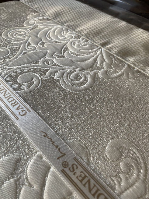 Prabangi austinių žakardo raštų lovatiesė "Gardine's Diva" su 2 pagalvių užvalkalais, dramblio kaulo